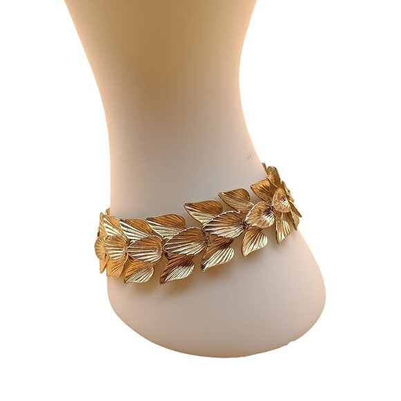 Vintage STAR Signed Overlapping Leaves Bracelet in Dimensional Gold Tone - Picture 3 of 5